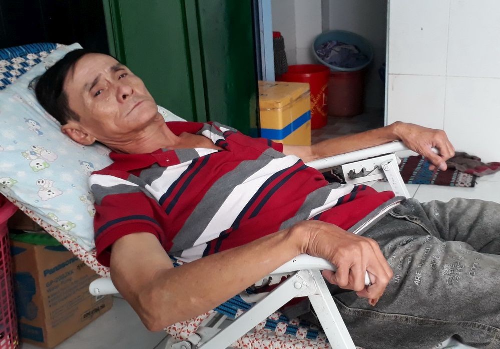 范文才躺在租住房，等待有錢入院治療。