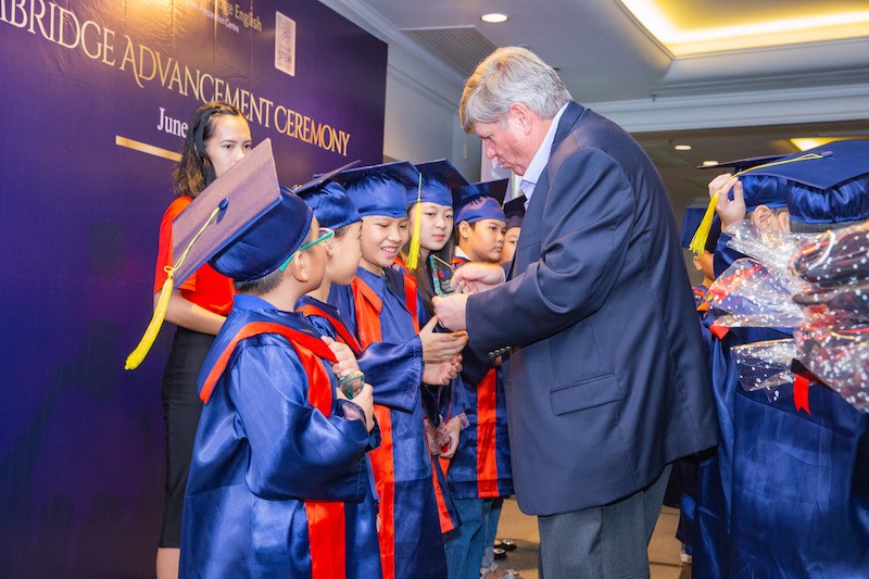 STEAM綜合教育的美國教育集團(AEG)向考取劍橋會考的100名成績出色學員頒發證書。