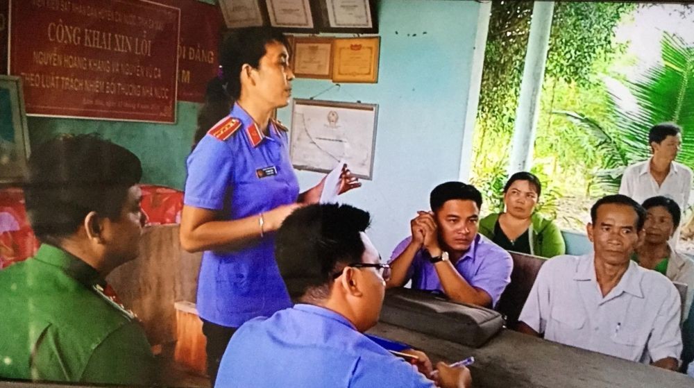 金甌省丐諾縣檢察院代表人在五根縣林海鄉網寨B村辦事處向阮黃康和阮武歌兩名公民公開道歉。（圖源：後江）