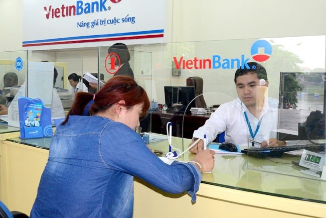 銀行人員指引客戶辦理自動支付電費服務登記手續。