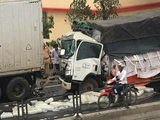 該起交通事故現場，卡車駕駛室面目全非，隨車員黎文成當場死亡並卡在駕駛室內。（圖源：VOV）
