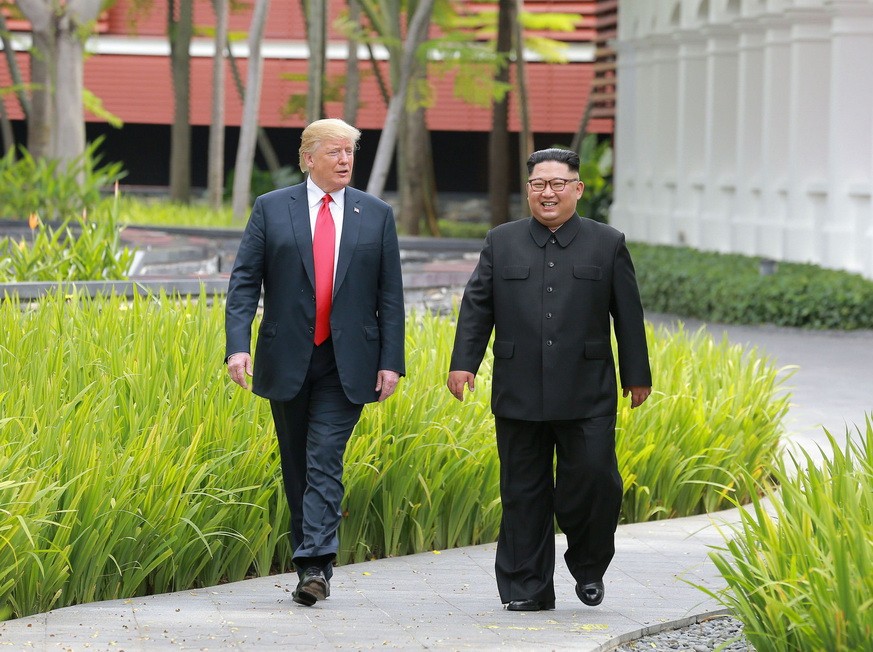 特朗普與金正恩走過嘉佩樂酒店花園時交談的情景。（圖源：路透社）