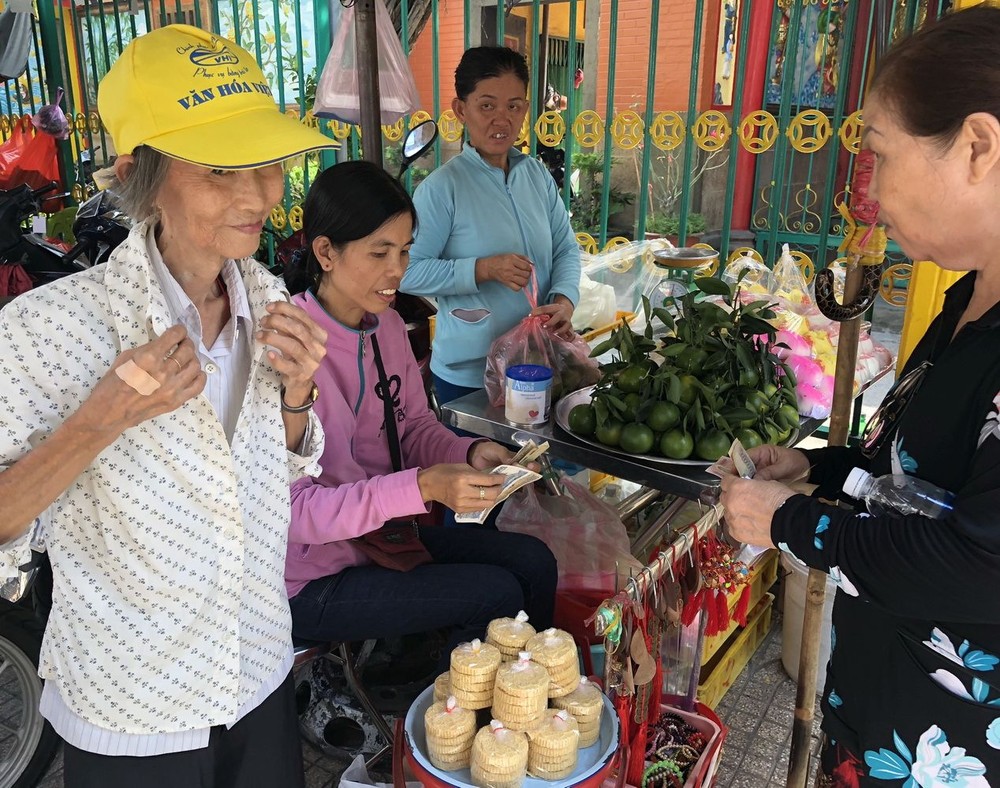 蓮姑（左一）昨日剛掛出十多個香囊一下子便售罄。