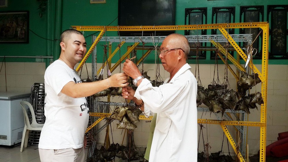 顧客正在福建菜館購買粽子。