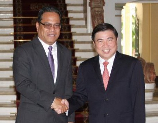 市人委會主席阮成鋒接見密克羅尼西亞聯邦國會議長衛斯理‧西米納。（圖源：越通社）