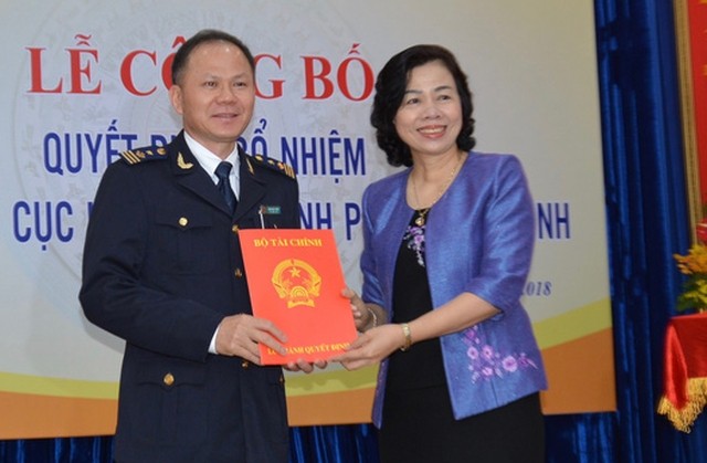 財政部副部長武氏梅向市海關局副局長丁玉勝頒授市海關局長委任《決定》。（圖源：N.Bình）