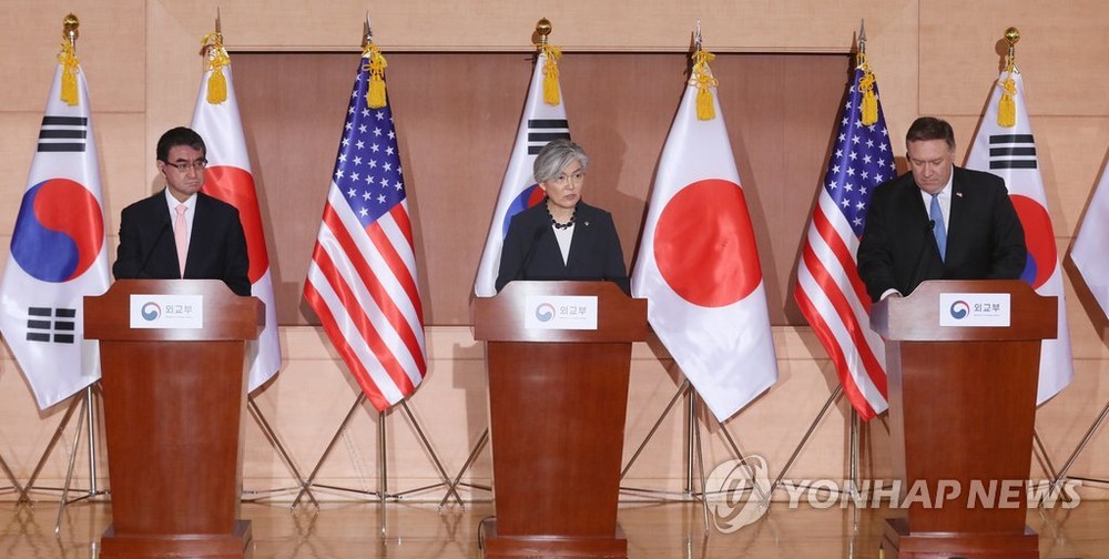 蓬佩奧（右起）、康京和、河野太郎在韓美和韓美日外長會後聯合召開記者會。（圖源：韓聯社）