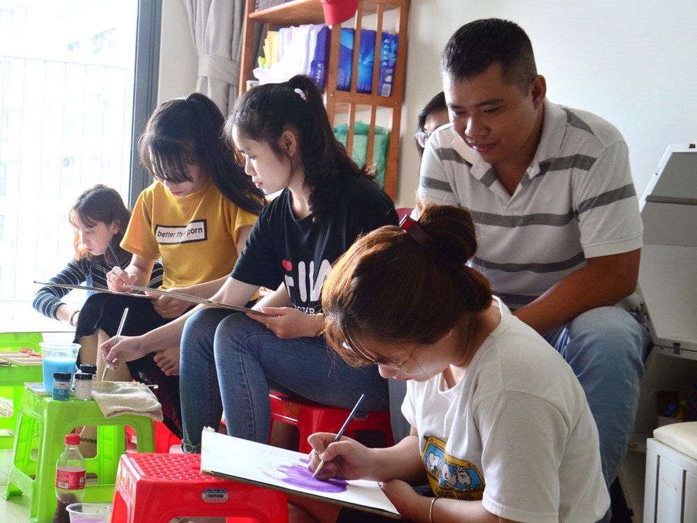 阮文梨在免費美術班上課。