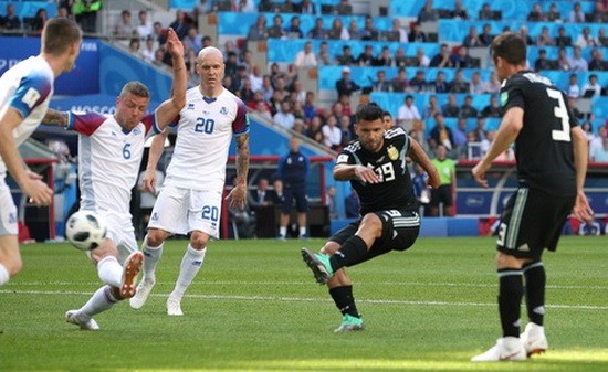 阿圭罗（右二）破門。