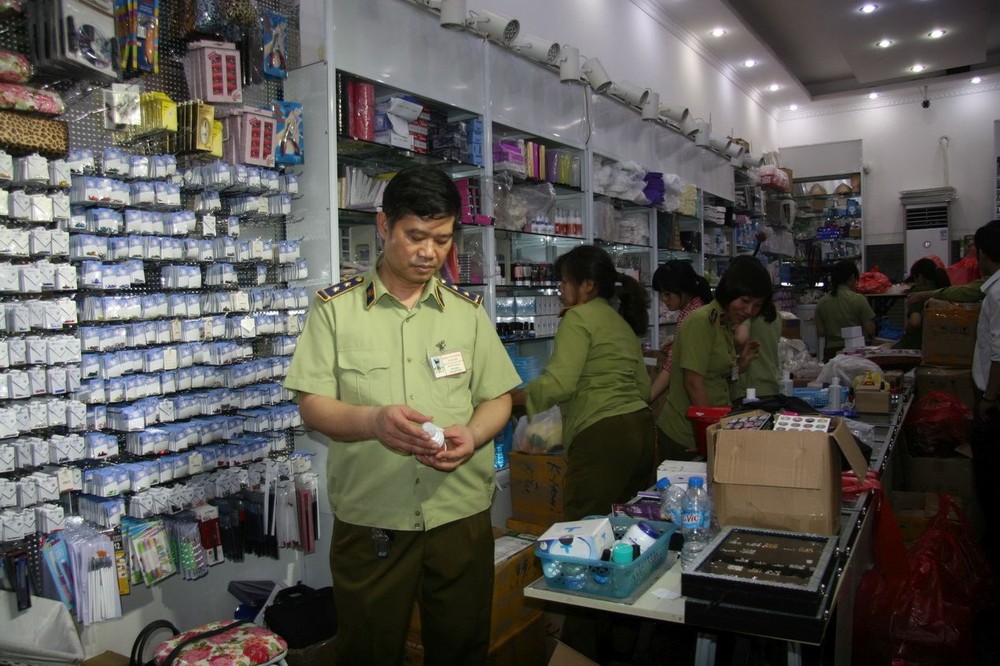 有關部門正在檢查假貨。（圖源：互聯網）