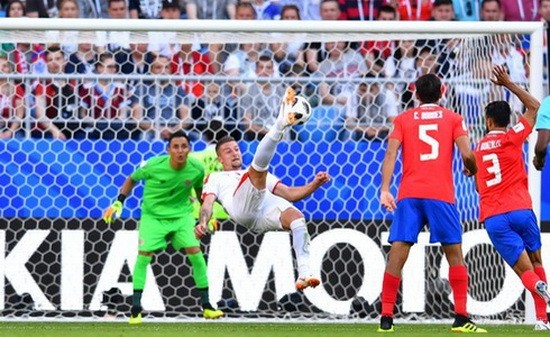 哥斯達黎加與塞爾維亞(白衣)比賽一瞥。