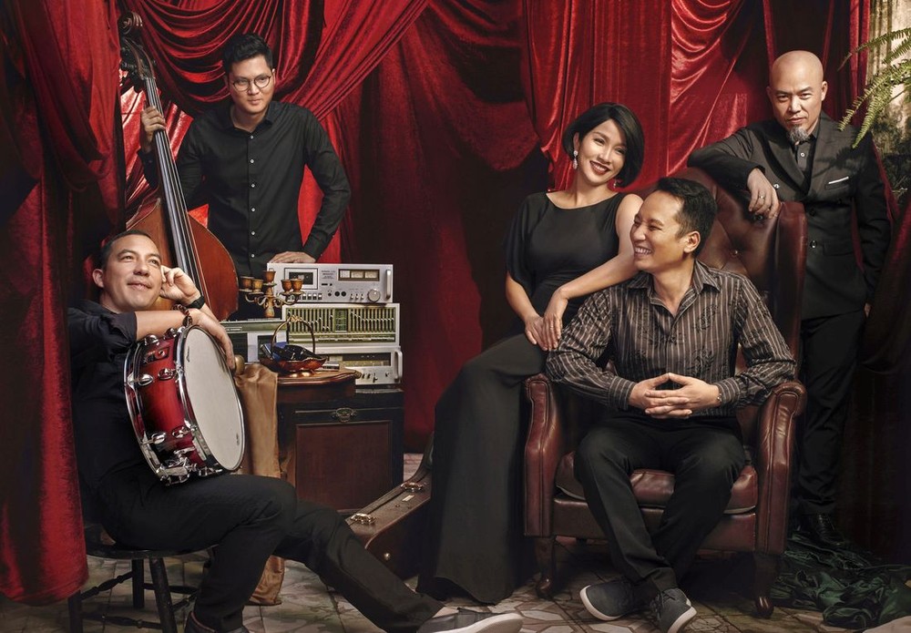 女歌手美玲與“2018年美玲演唱會”舉辦小組。（照片由藝人提供）