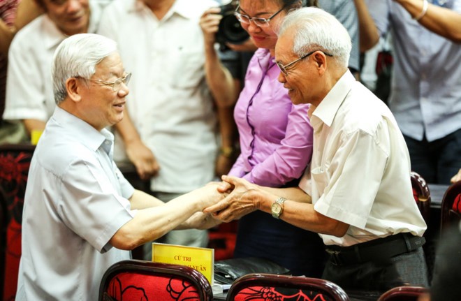 阮富仲總書記與選民接觸。（圖源：南阮）