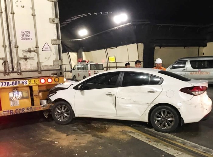 海雲隧道內 3 車追尾事故現場。（圖源：甲湖）