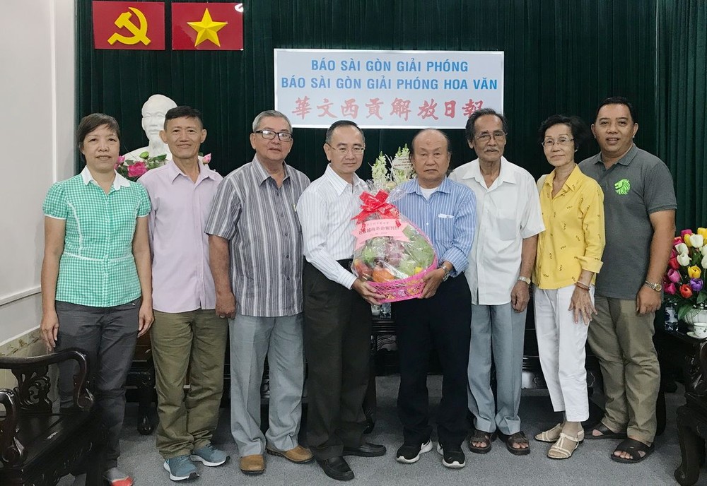 市書法會代表團向本報祝賀。