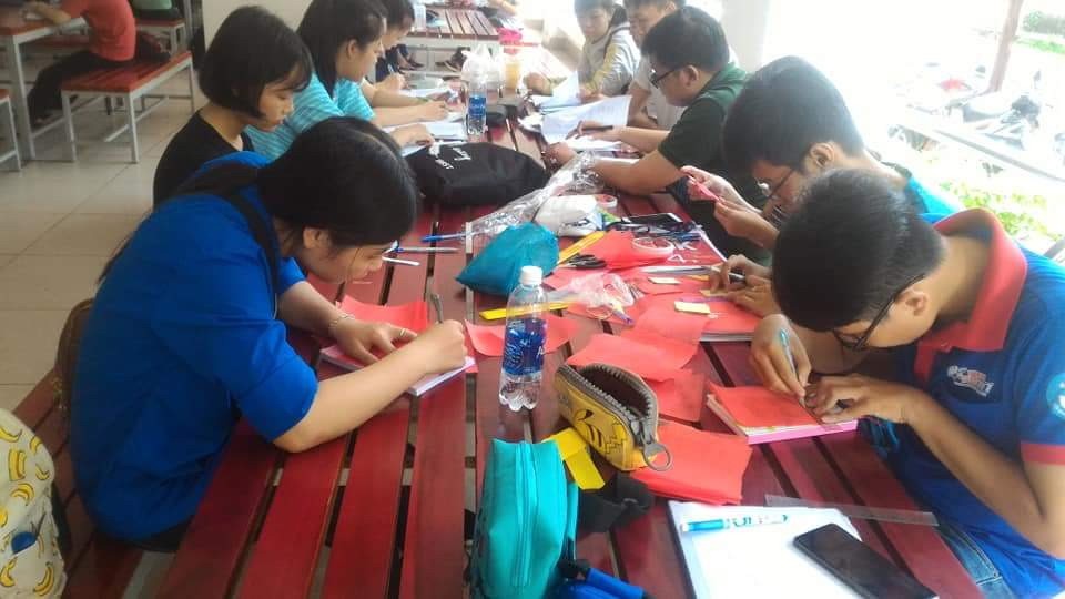 中文與俄文學系的大學生正在市師範大學為高考生製作紀念禮物。