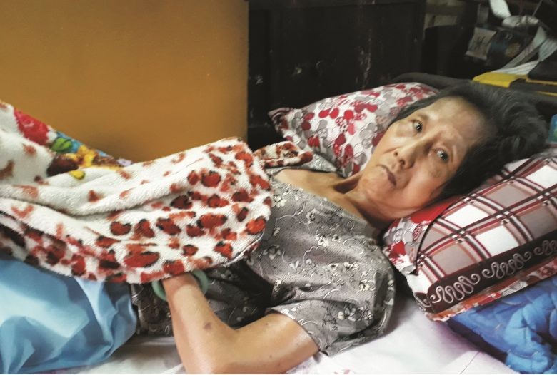 陳少娟只能整天躺在床上。