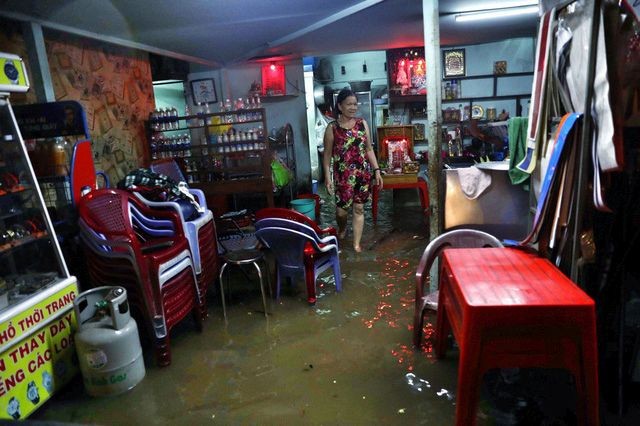 考察結果顯示，每家民戶每年被水淹的損失為129萬元，商販為134萬元。圖為某一第七郡民房5月19日傍晚受暴雨影響造成嚴重浸水。（圖源：友科）