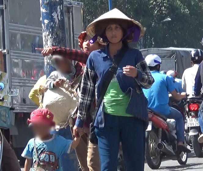 負責接送、監視及收錢的女子。