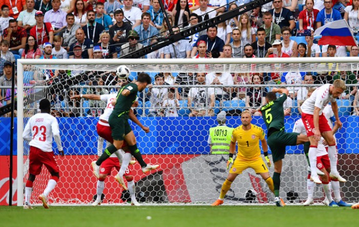 丹麥(白衣)-澳大利亞握手言和。