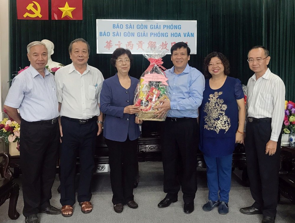 市各少數民族文學藝術協會向本報祝賀。