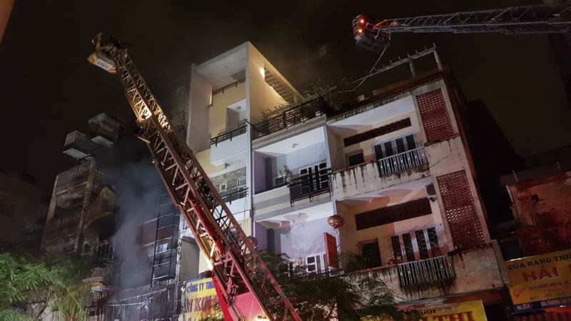 消防隊採用雲梯消防車奮勇滅火，控制火勢蔓延。（圖源：文珠）