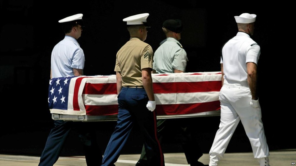 美國總統當地時間20日稱，朝鮮已歸還200具朝鮮戰爭時期的美軍遺骸。圖為美軍2007年4月接收朝鮮歸還的韓戰美軍遺骸。（圖源：AP）