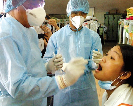 醫生在為疑似甲流病人作檢查。