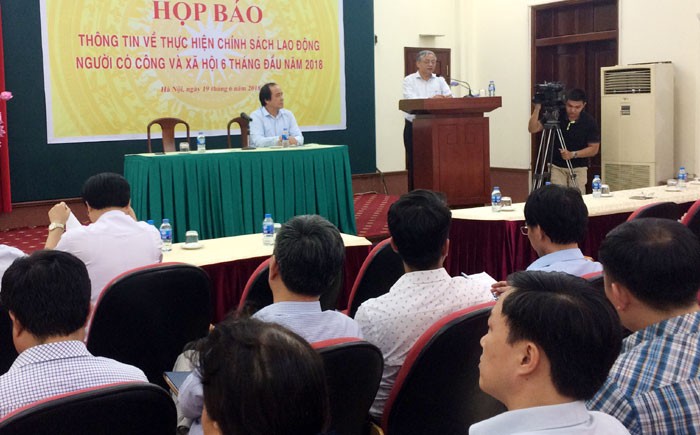 勞動與榮軍社會部副部長尹茂葉在新聞發佈會上回答記者的提問。（圖源：水竹）