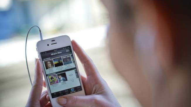 美國最高法院當地時間22日以5票對4票表決通過，政府若想透過手機紀錄來追查個人行蹤，必須事先申請法院搜索令。（示意圖源：Getty Images）