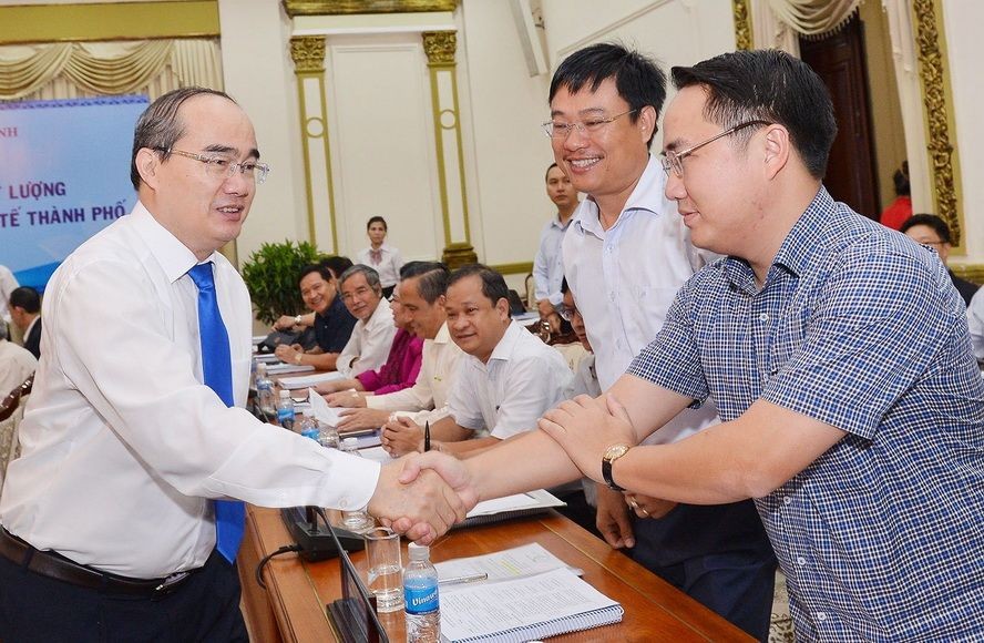 市委書記阮善仁與各科學家交流。（圖源：越勇）