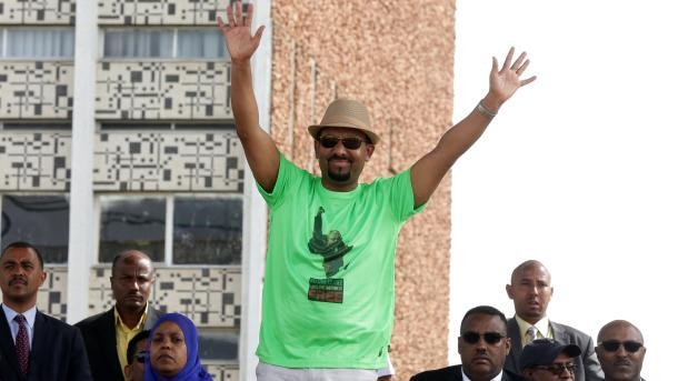 在埃塞俄比亞首都阿迪達斯·阿巴巴總理阿維·艾哈邁德參加的集會發生爆炸事件。 爆炸發生後，總理艾哈邁德被警衛帶出集會現場。（圖源：路透社）