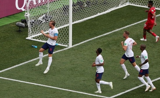 英國球員慶祝勝利。