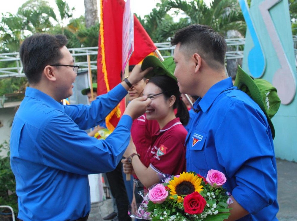 共青團郡委常務副書記吳明哲贈送帽子和鮮花鼓勵志願者。