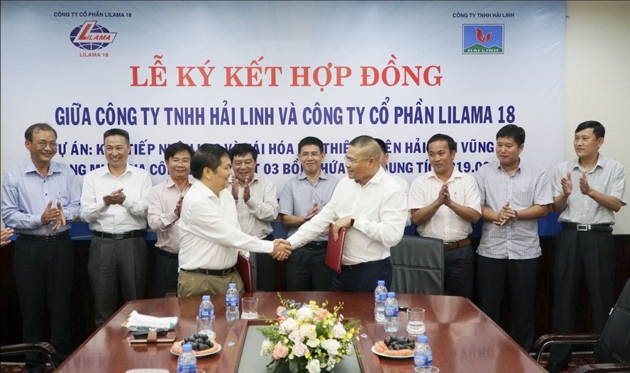 Lilama18股份公司與海玲有限責任公司代表人簽署合同後握手。（圖源：Lilama18）