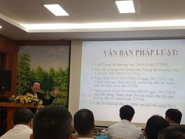 市商業仲裁委員會主席阮文厚律師在研討會上發表演講。（圖源：玉盛）