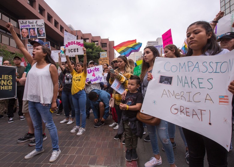 示威者手持標語牌抗議零容忍政策。（圖源：互聯網）