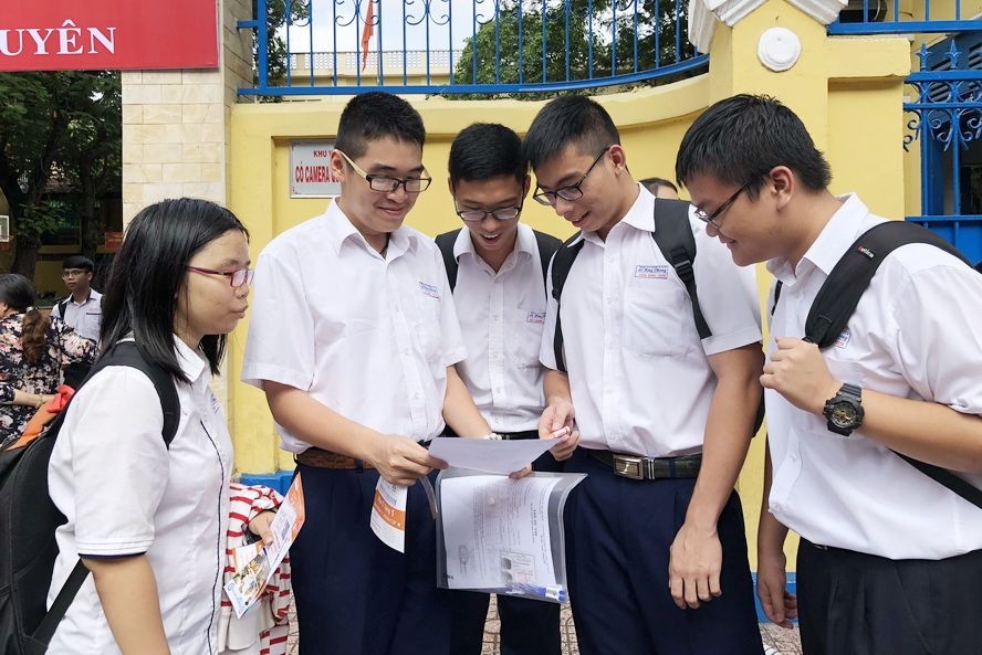 黎鴻鋒專校華文科優秀生參加高考。