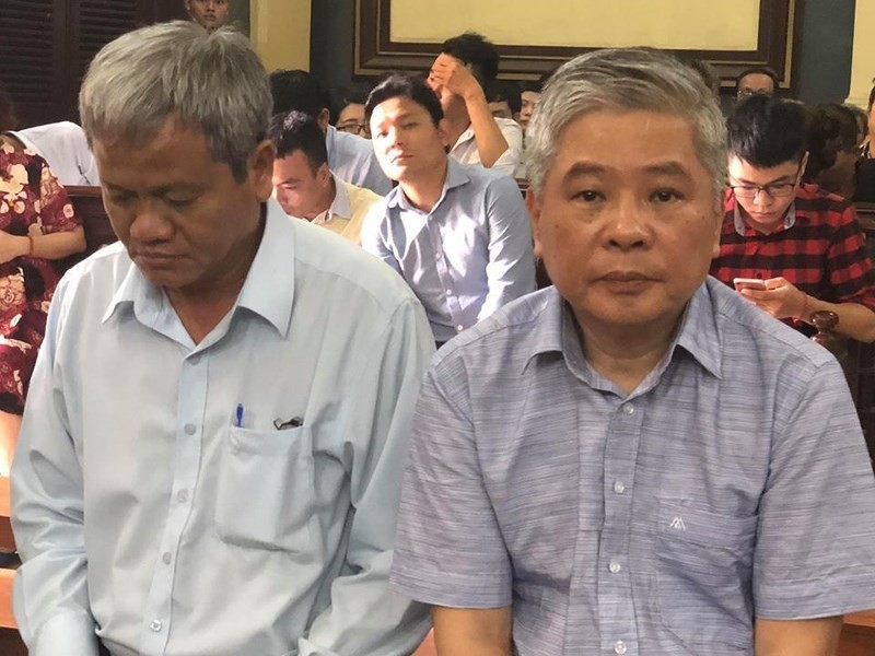 出庭受審的被告人鄧清平（右）。（圖源：黃燕）