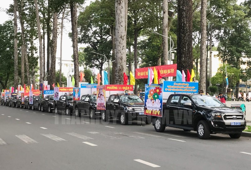 圖為第五郡宣傳鼓動車隊遊行呼籲加強防範吸毒。（圖源：市黨部新聞網）