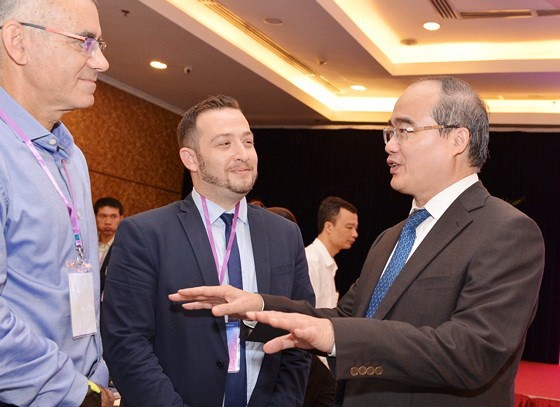 市委書記阮善仁(右)與各專家交談。（圖源：越勇）