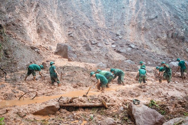 部隊獲調動到萊州省信胡縣災區搜救失蹤者。（圖源：吳俊）