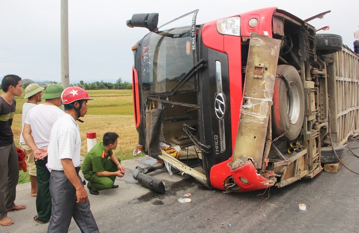 事故現場，客車側翻在路旁，導致2人死亡，至少6人受傷。（圖源：尹和）