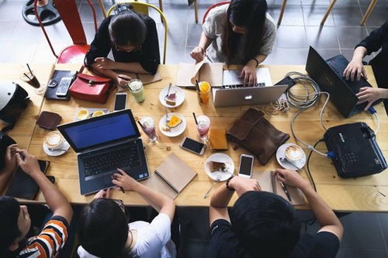 由黎玄羽商領隊的Seeder工作組可隨意在任何一咖啡館裡“上班”。