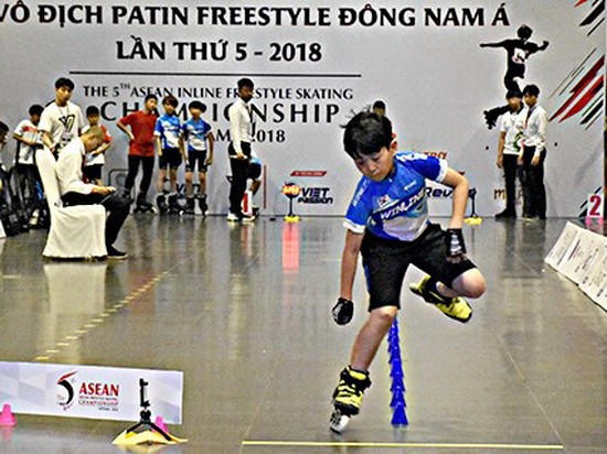 自由式輪滑錦標賽比賽一瞥。