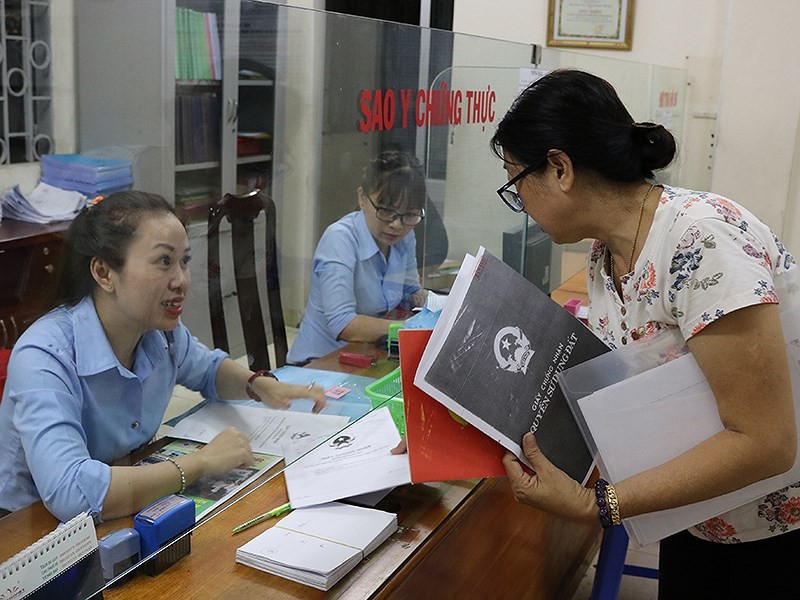 民眾在晚上到守德郡靈中坊辦理證件公證手續。