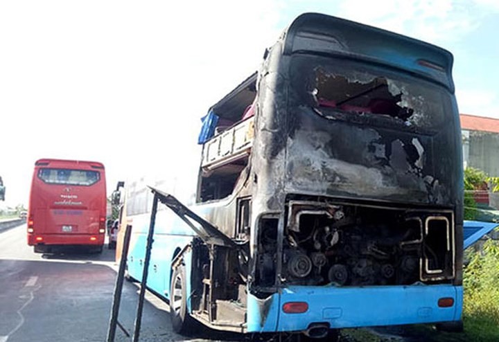 火勢熄滅後的臥鋪客車嚴重損壞。（圖源：ĐH）