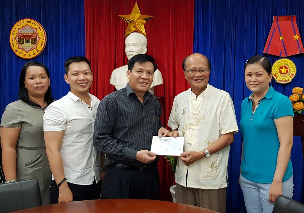 第五郡福建溫陵會館(觀音廟)理事會將贊助款項轉交給《西貢解放報》副總編輯、本報主編阮玉英(紅藍)。