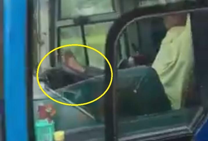 以腳代手駕車的司機已被停止工作。（圖源：視頻截圖）