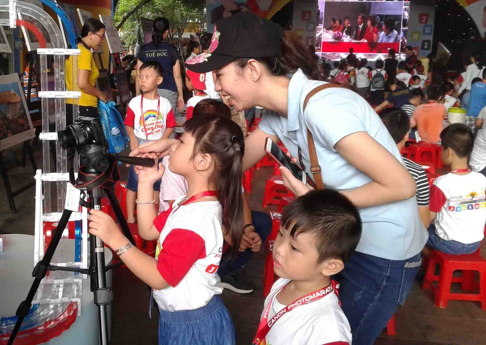 一名小朋友在比賽中自行拍攝。